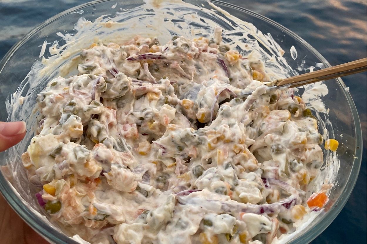 Ton Balıklı Garnitürlü Salata Tarifi