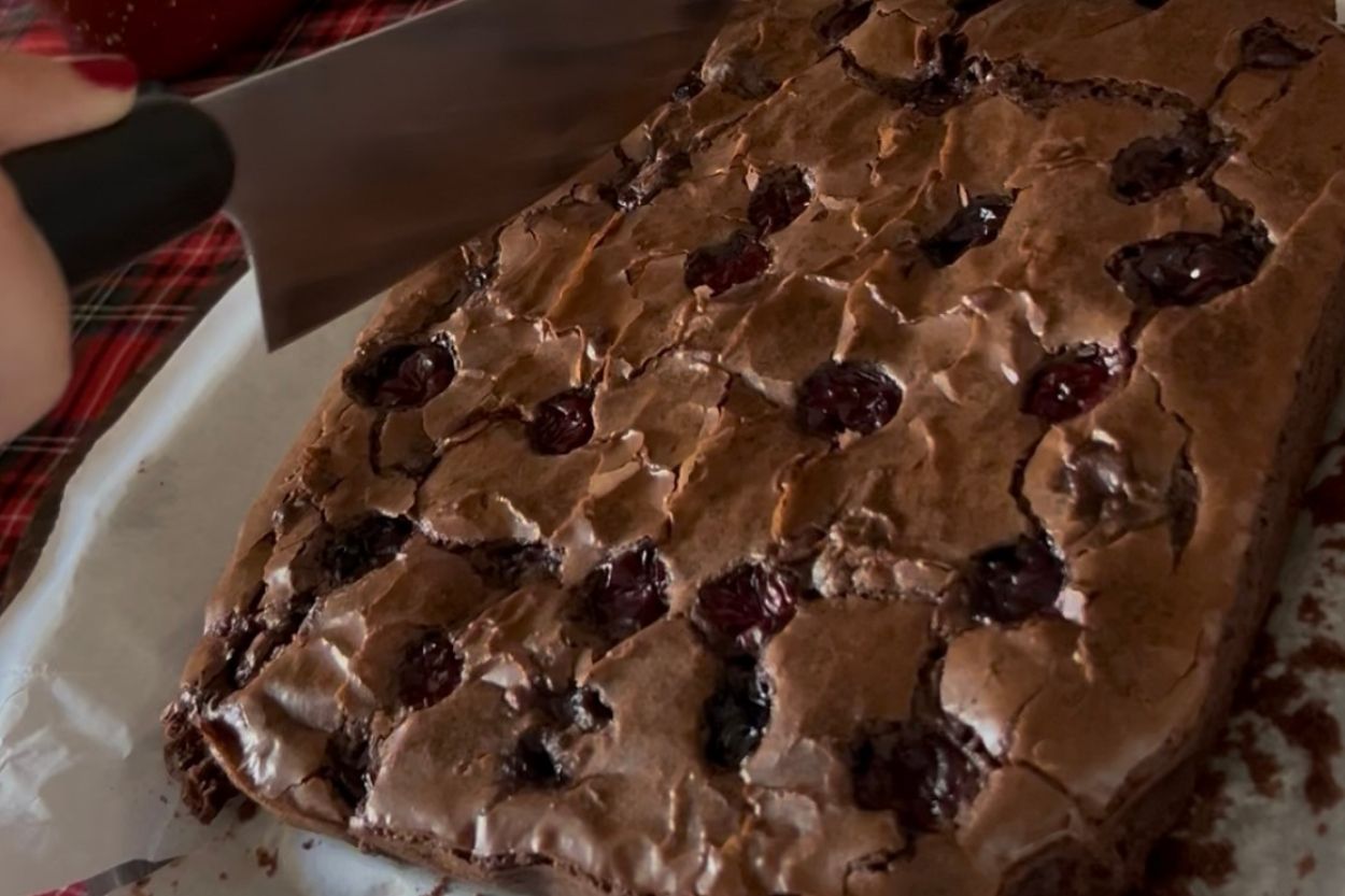 Vişneli Bol Çikolatalı Brownie Tarifi