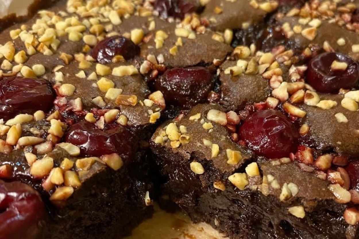 Vişneli Fındık Parçalı Brownie Tarifi