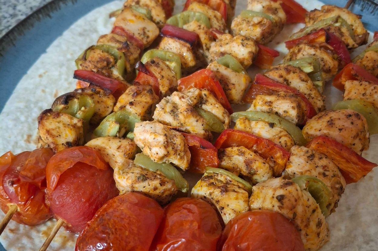 Fırında Yumuşacık Tavuk Şiş Tarifi