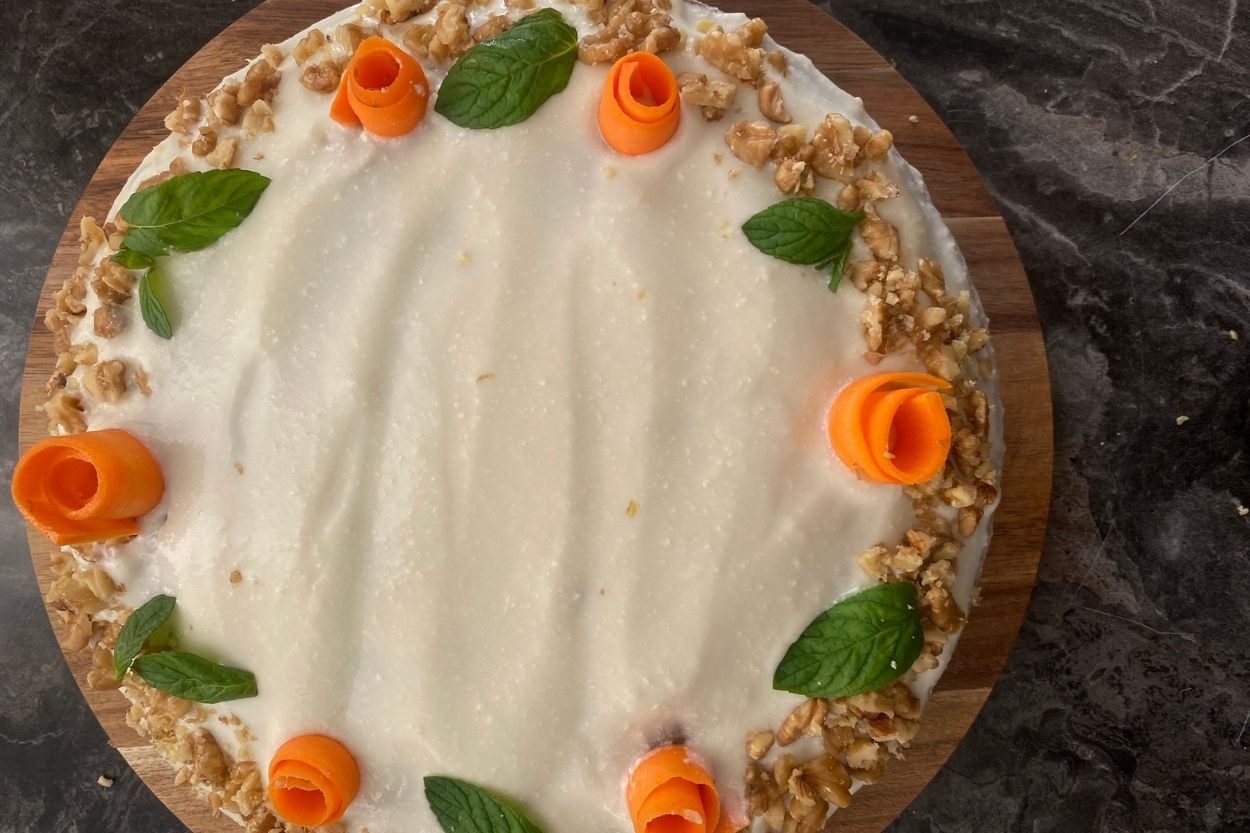 Havuçlu Cevizli Labne Soslu Kek Tarifi