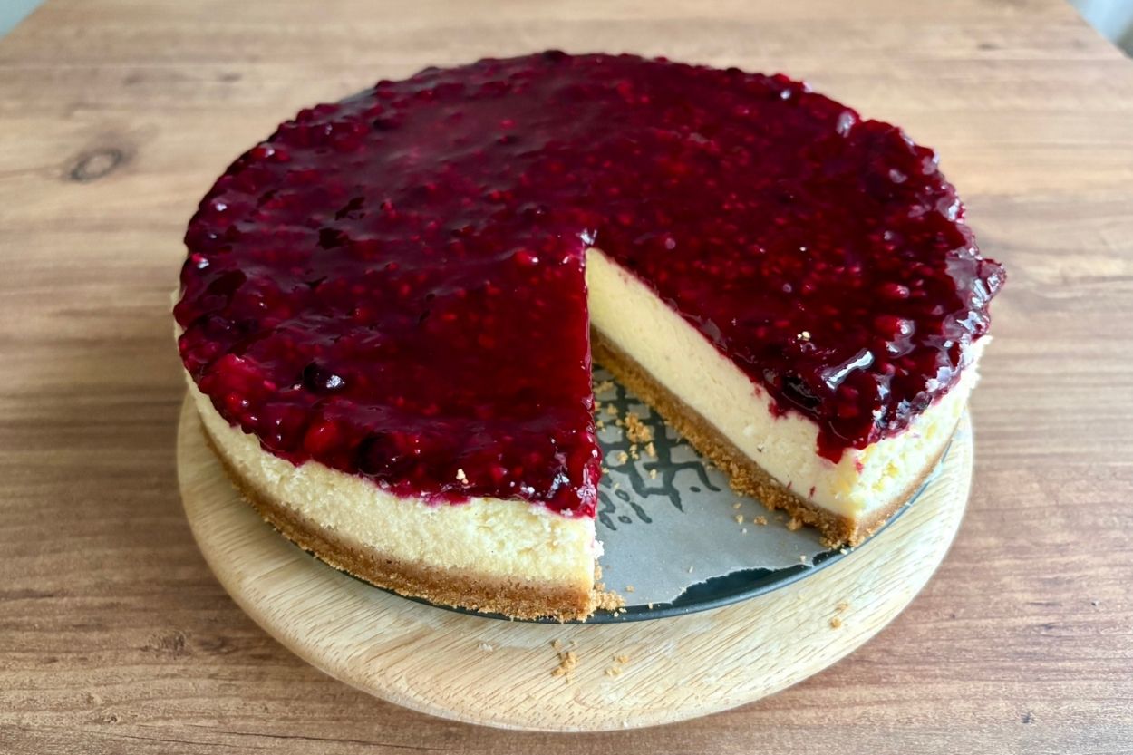 Orman Meyvesi Soslu Cheesecake Tarifi