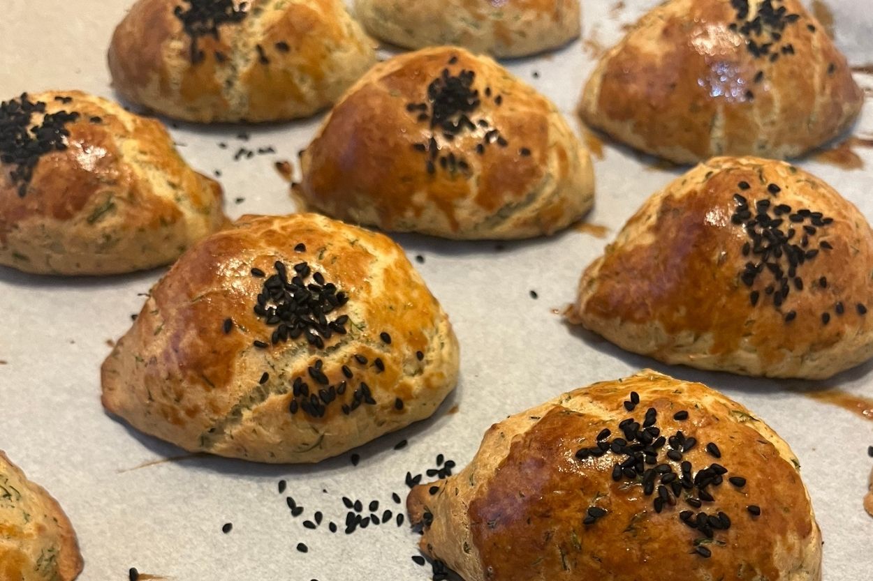 Pastane Usulü Kıyır Dereotlu Poğaça Tarifi