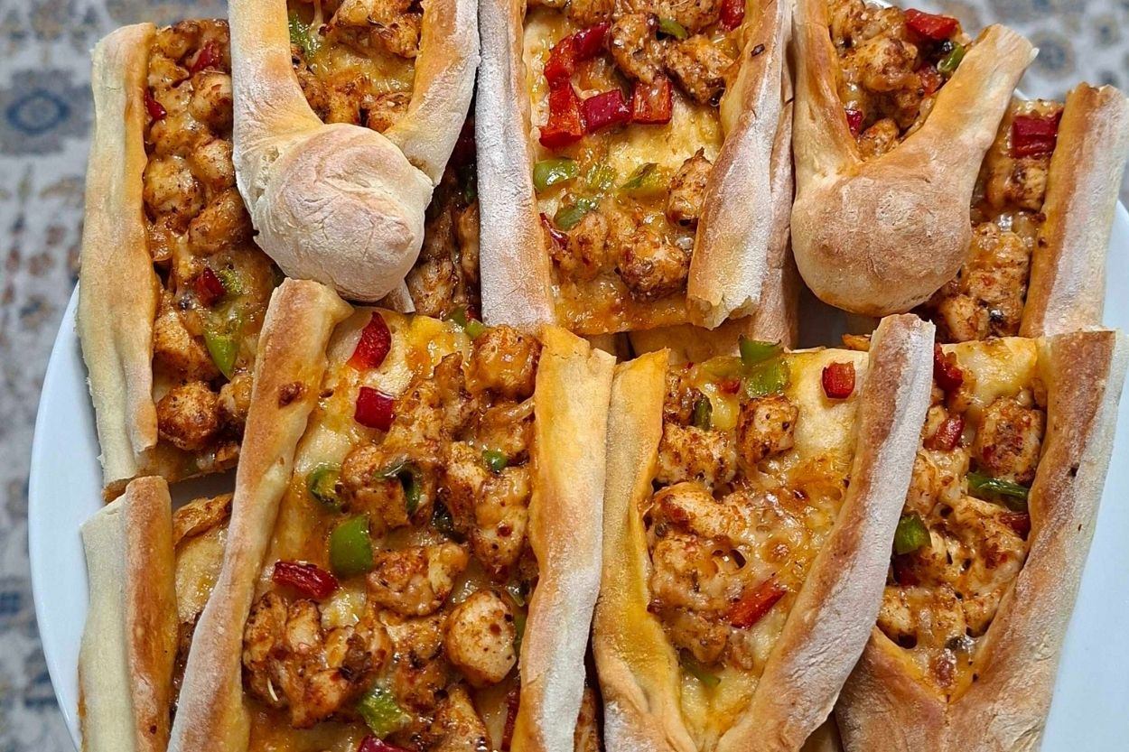 Tavuklu Kaşar Peynirli Pide Tarifi