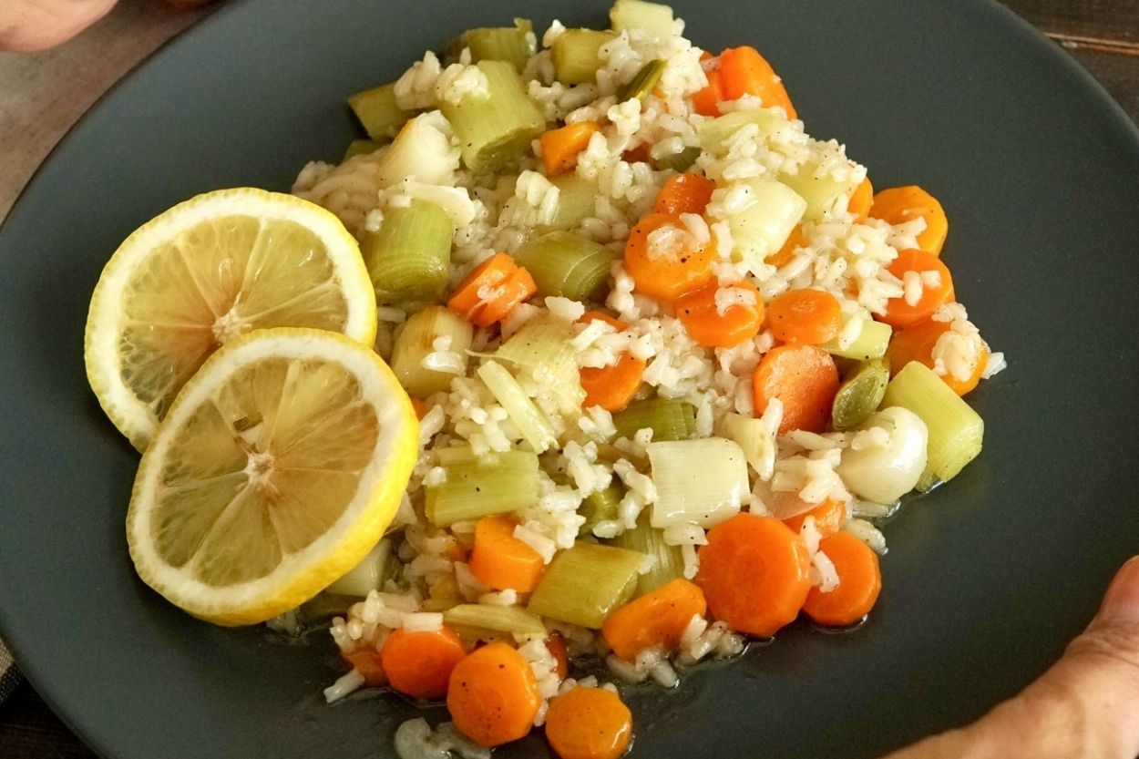 Zeytinyağlı Pirinçli Pırasa Yemeği Tarifi