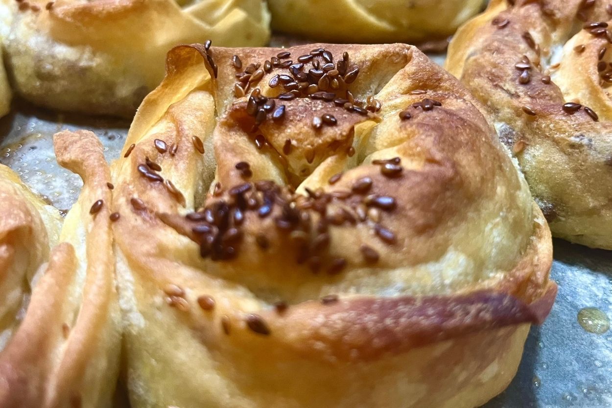 Hazır Yufkadan Kıymalı Gül Böreği Tarifi