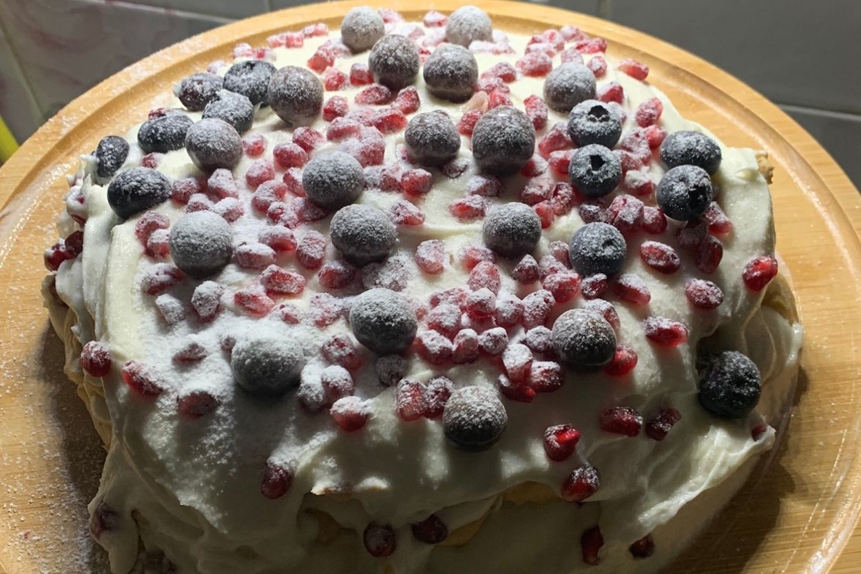 Orman Meyveli Yumuşacık Pasta Tarifi