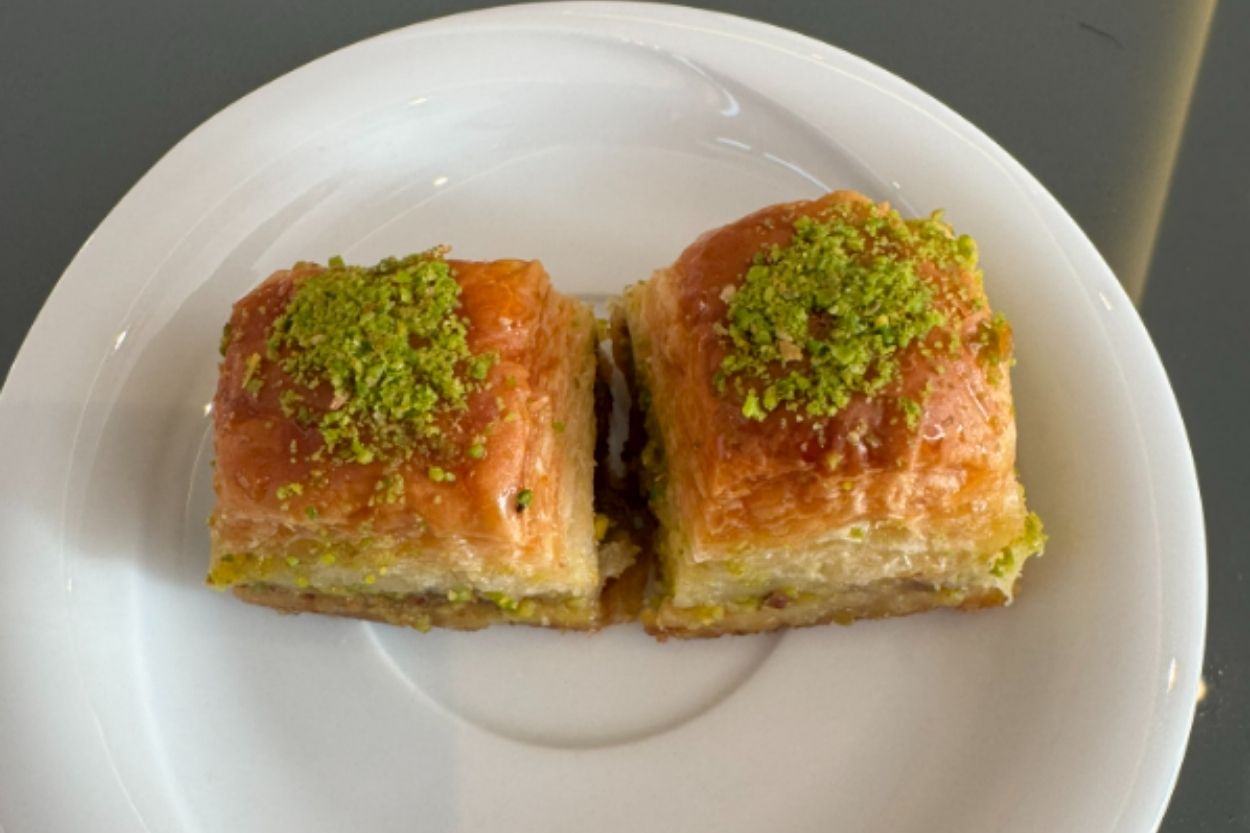 Ev Yapımı Tereyağlı Fıstıklı Baklava Tarifi