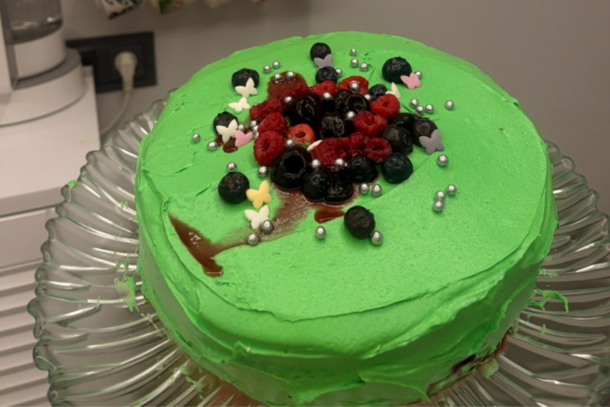 Orman Meyveli Kremalı Yaş Pasta Tarifi