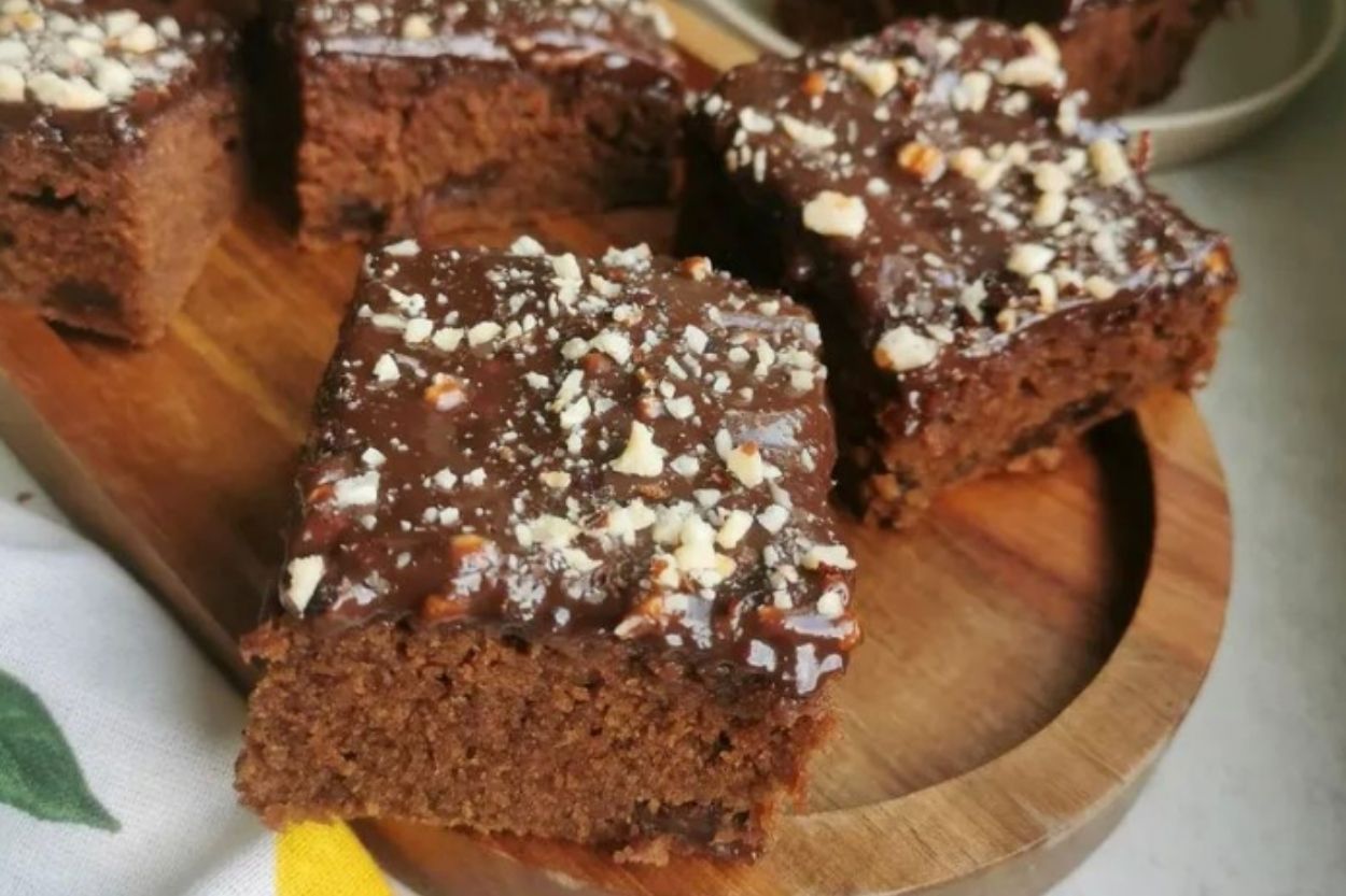 Bol Çikolata Soslu Ev Keki Tarifi