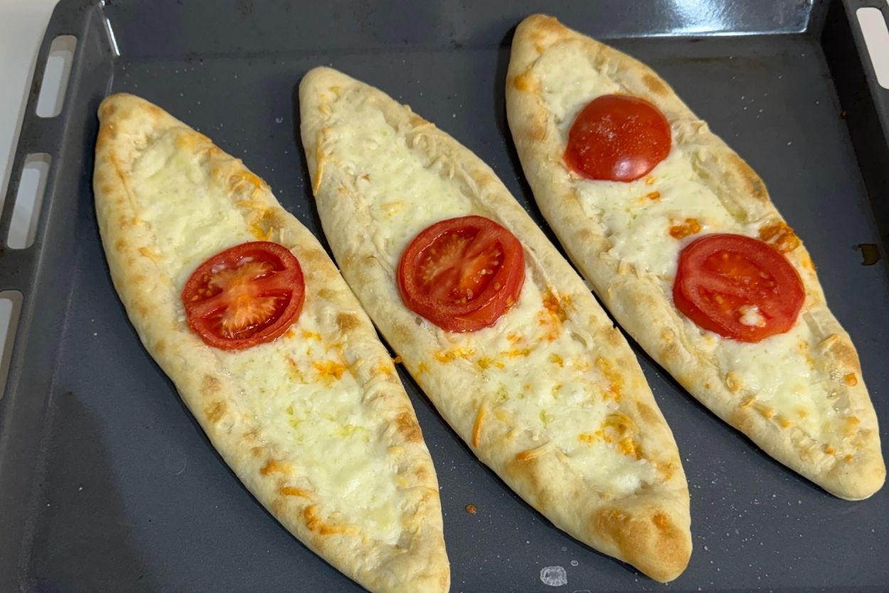 Ev Yapımı Kaşarlı Pide Tarifi