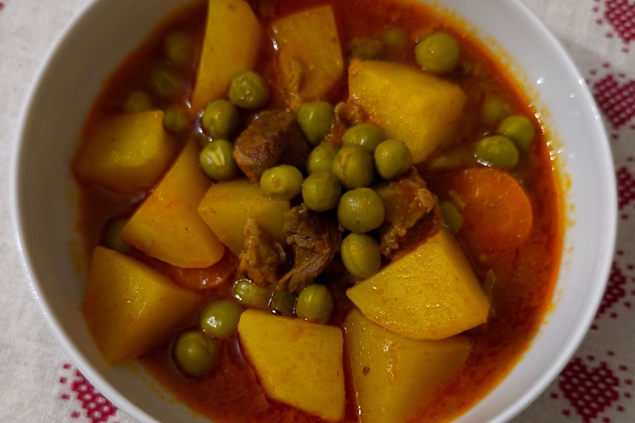 Patatesli Bezelye Yemeği Tarifi