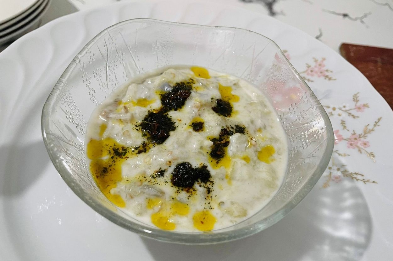 Yoğurtlu Köz Patlıcan Salatası Tarifi
