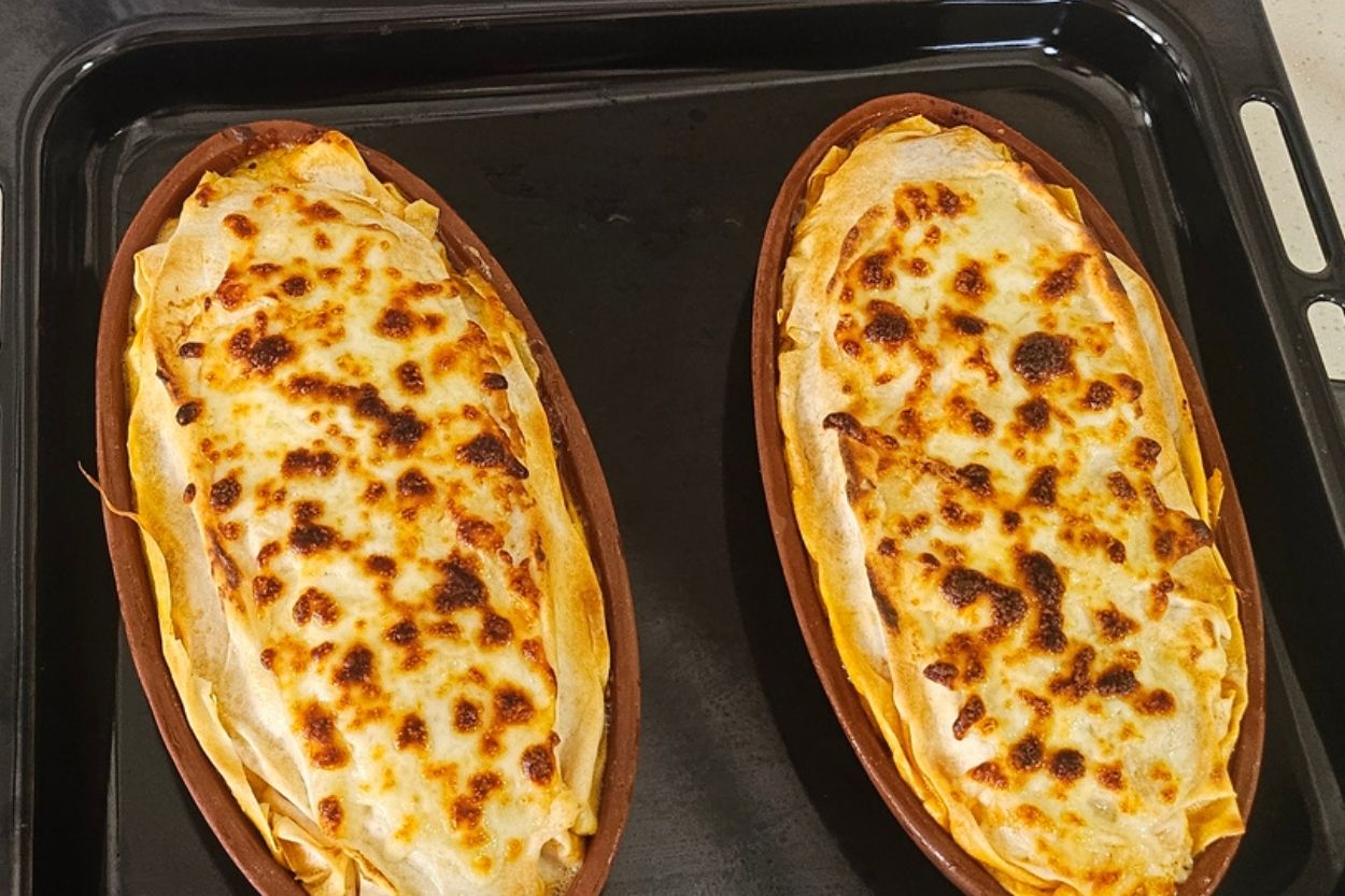 Beşamelli Yufkalı Güveçte Tavuk Tarifi