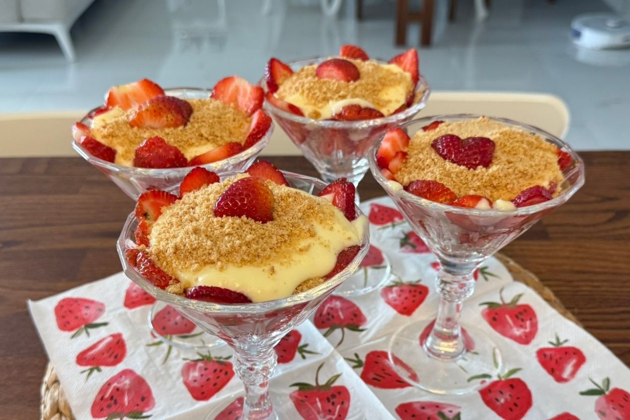 Burçak Bisküvili Çilekli Magnolia Tarifi