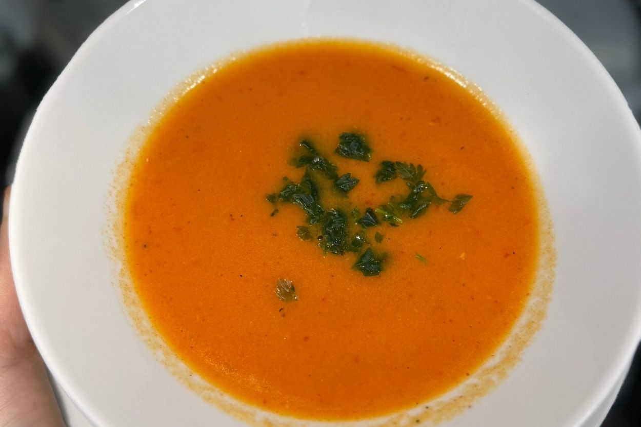 Köz Biberli Sarımsaklı Domates Çorbası Tarifi