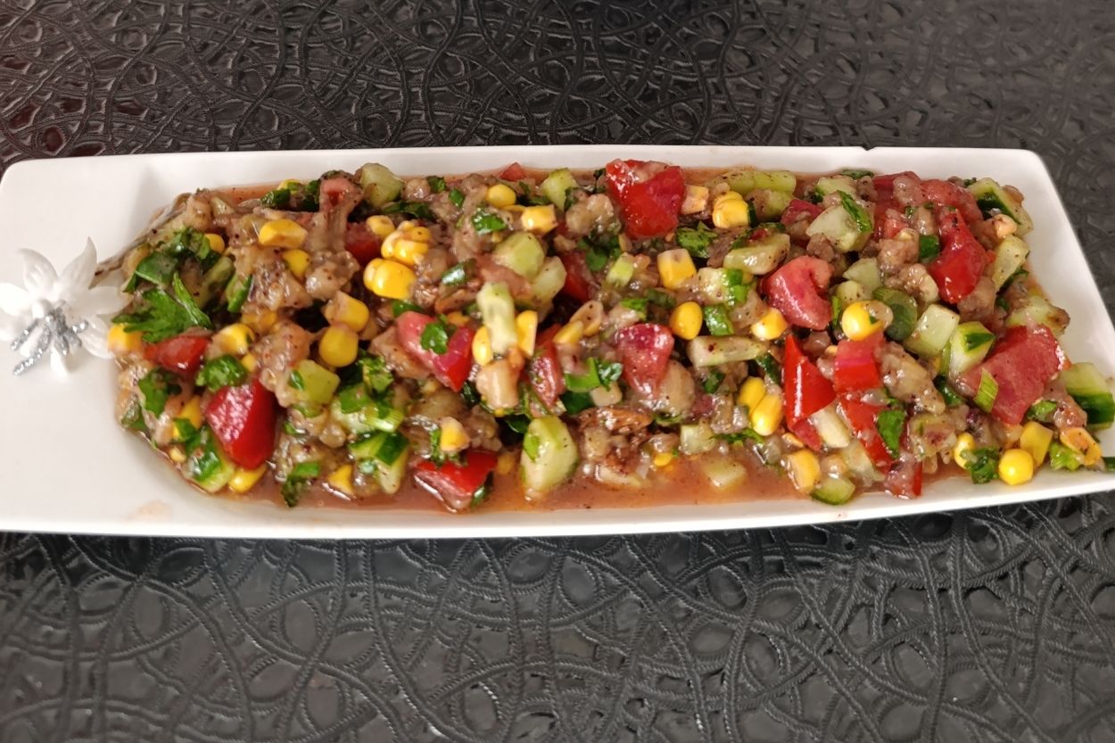 Domatesli Köz Patlıcan Salatası Tarifi