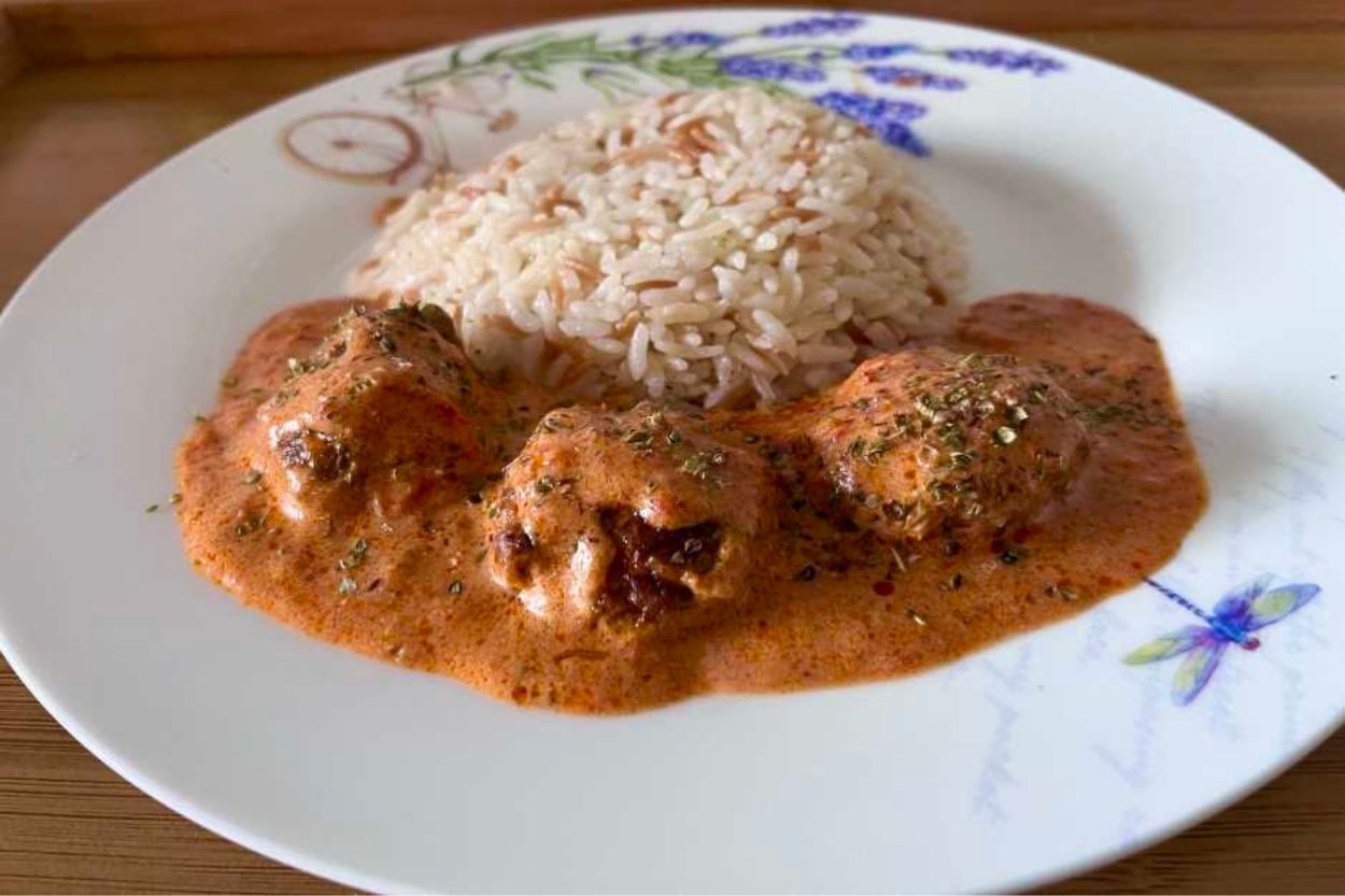 Kremalı Soslu Köfte Tarifi