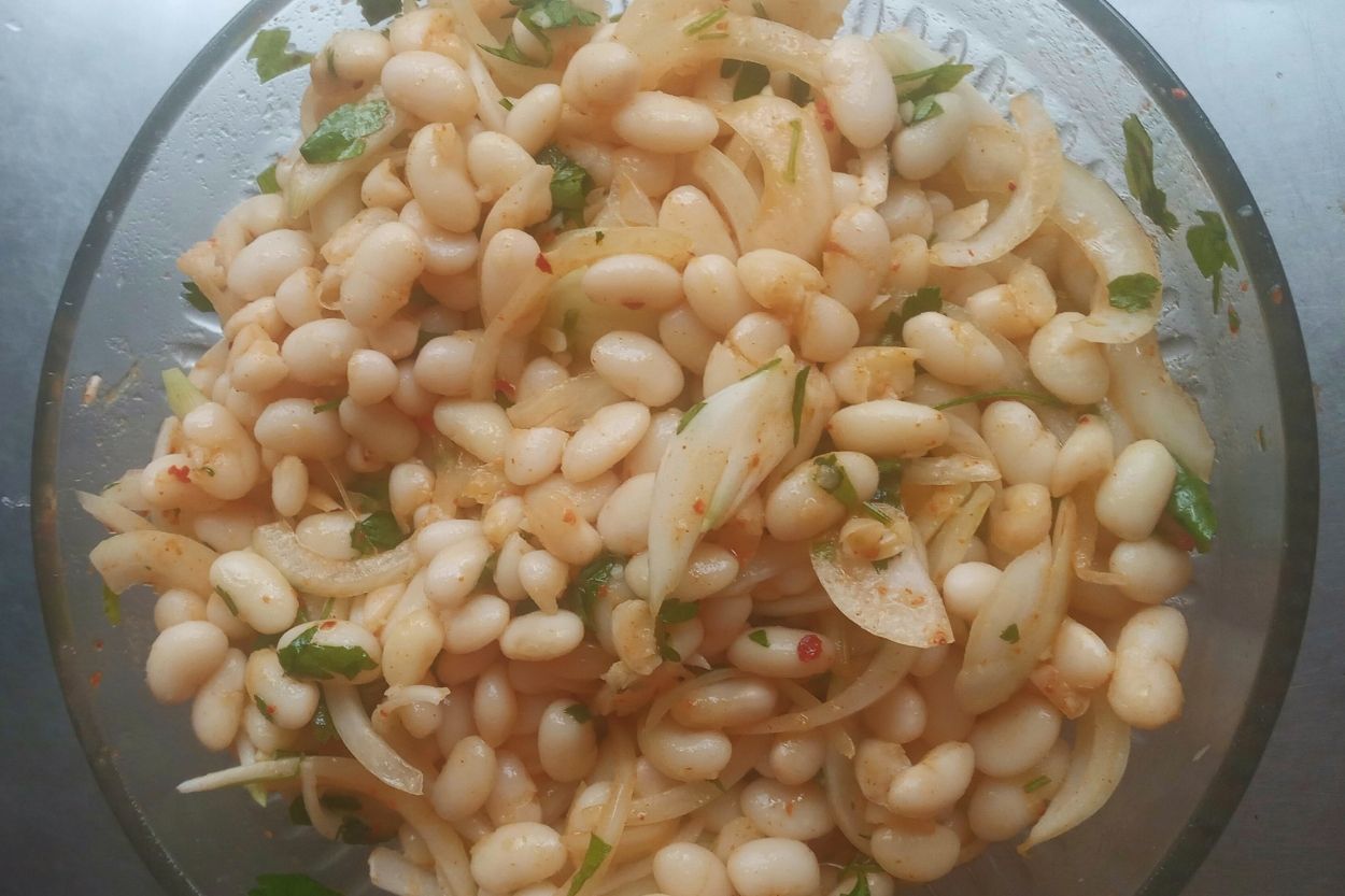 Yeşil Soğanlı Kuru Fasulye Salatası Tarifi