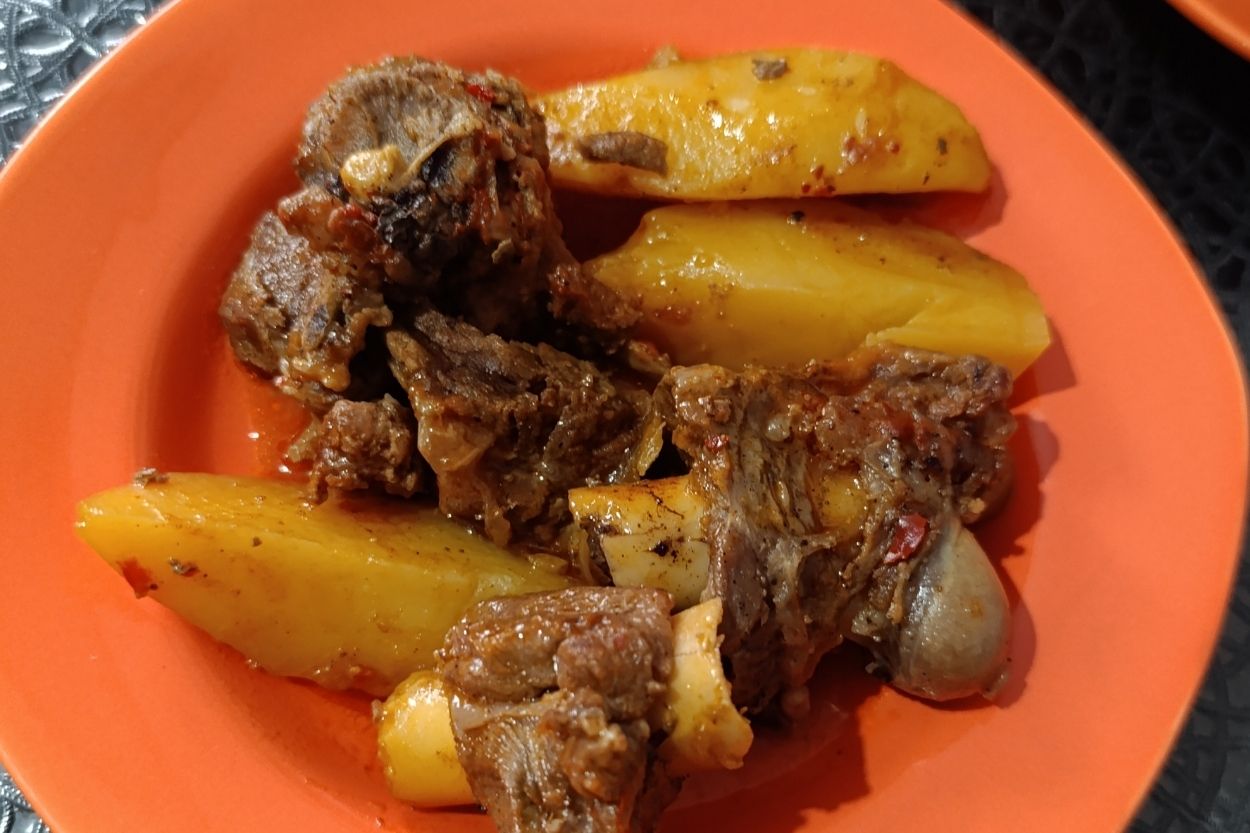 Kemikli Kuzu Etli Patates Yemeği Tarifi