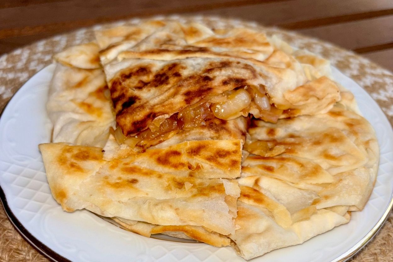 Karamelize Soğanlı Tava Böreği Tarifi