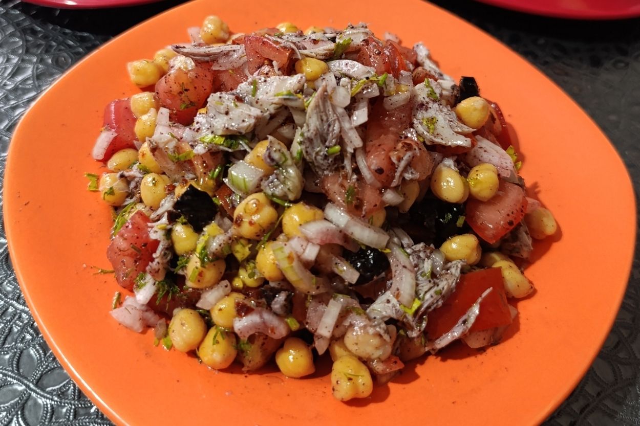 Tavuklu Nohutlu Salata Tarifi