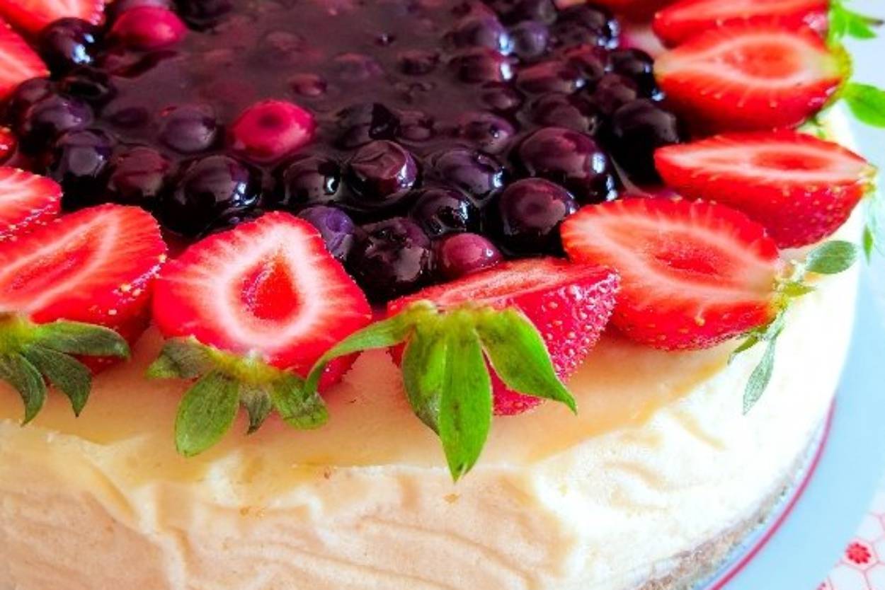 yaban-mersini-soslu-cheesecake-tarifi