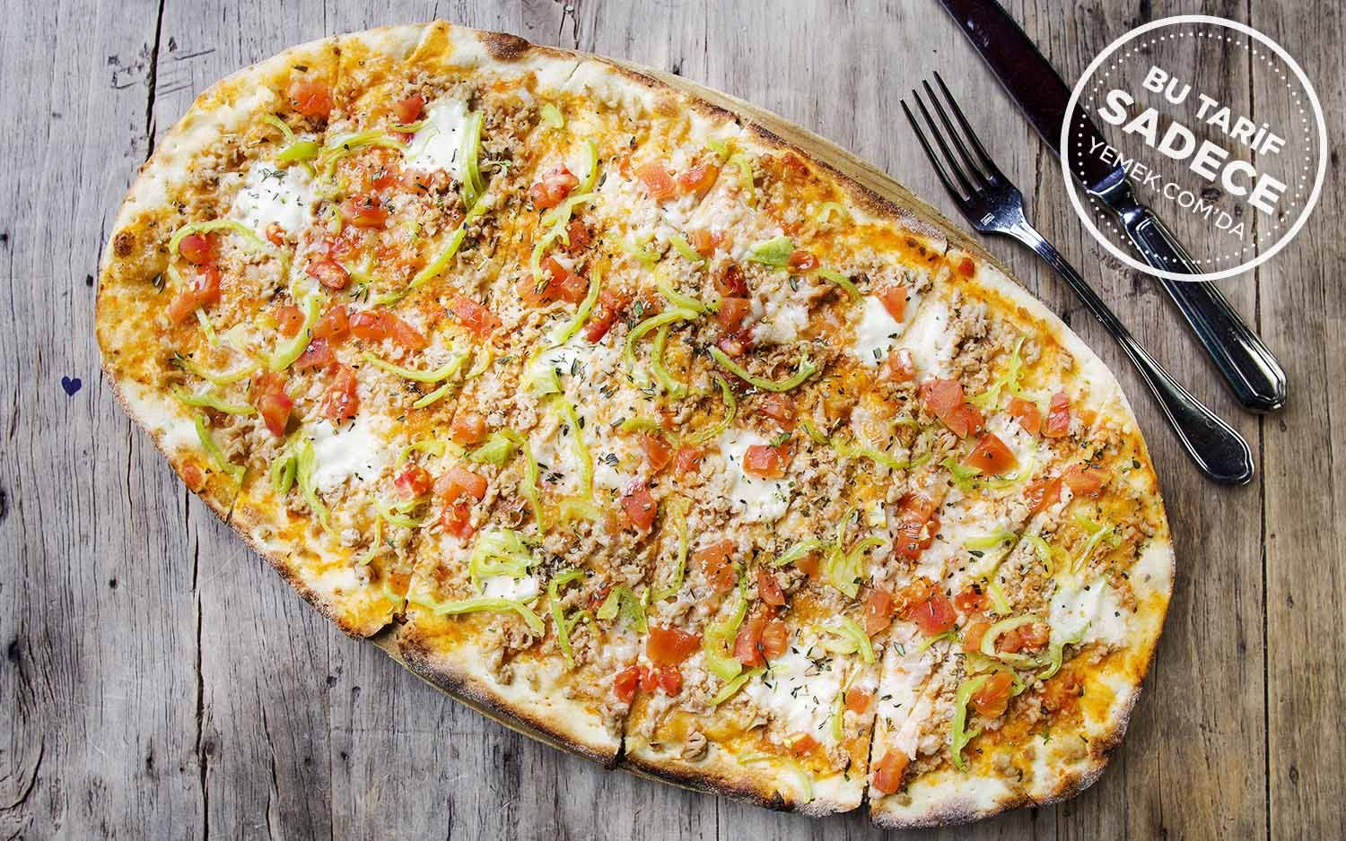 https://yemek.com/tarif/limonata-teras-kokorec-pizza/ | Fotoğraf: Özgür Bakır / Kokoreç Pizza Tarifi