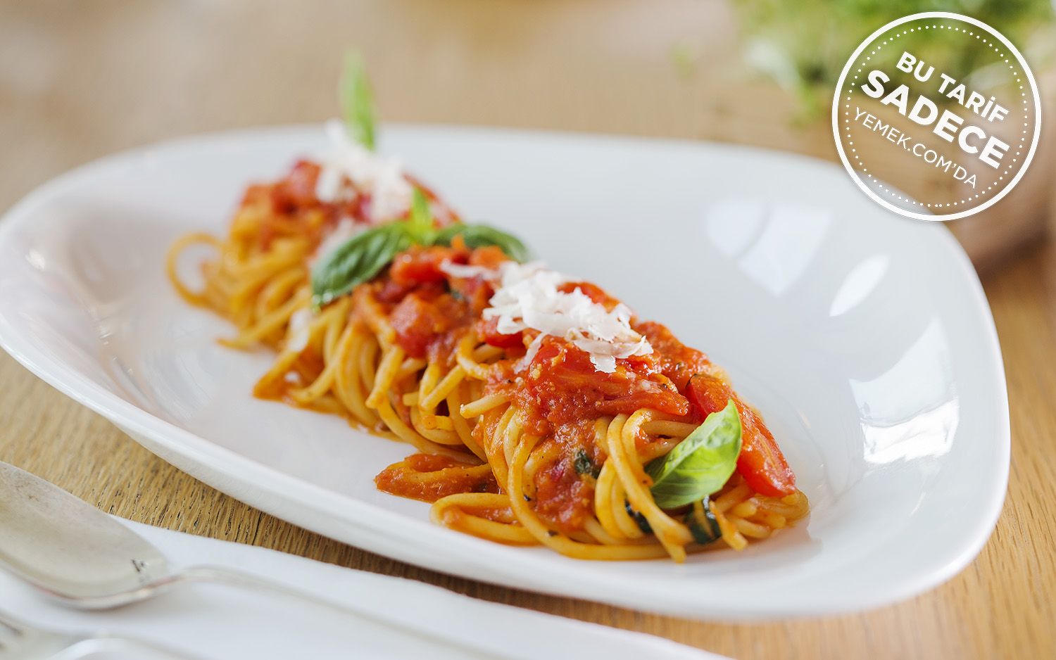 https://yemek.com/tarif/domates-soslu-spaghetti/ | Fotoğraf: Özgür Bakır / Domates Soslu Spaghetti Tarifi 