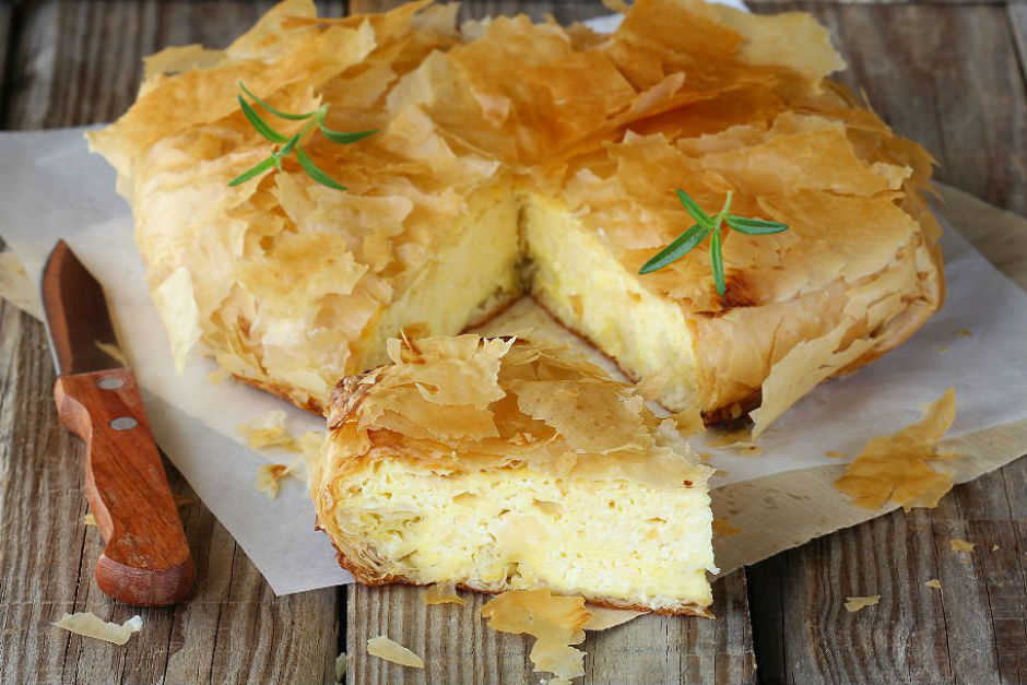 İlginç bir tarifi - peynirli ve sosisli bir pasta İlginç bir tarifi - peynirli ve sosisli bir pasta