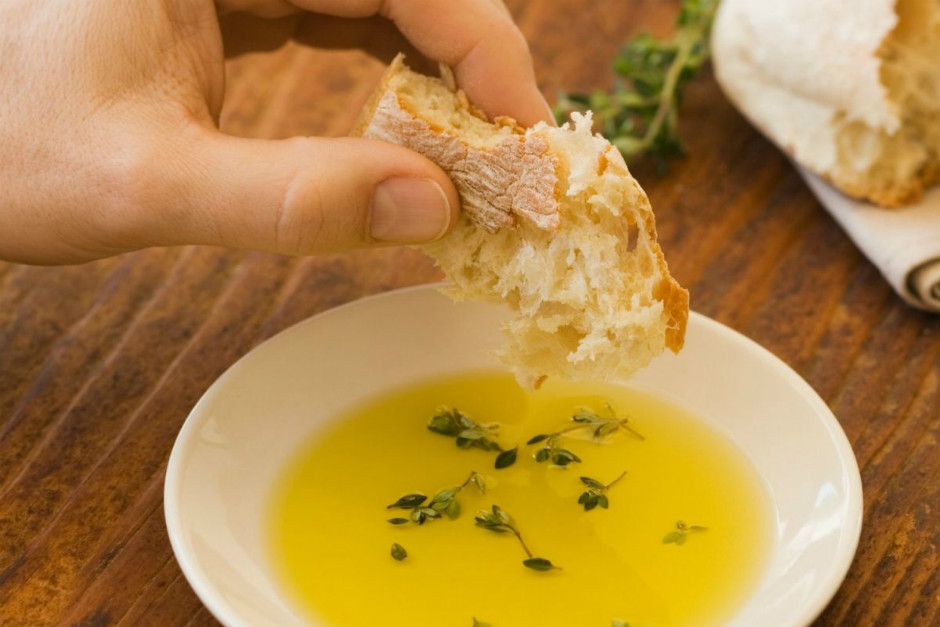 Блюда с подсолнечным маслом. Хлеб с маслом. Макать хлеб в масло. Хлеб с оливковым маслом.