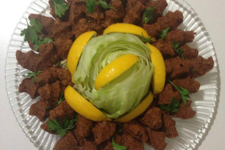 ev yapimi etsiz cig kofte tarifi nasil yapilir yemek com