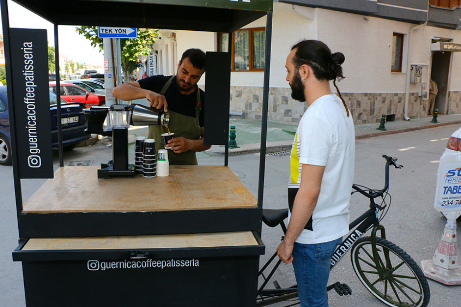 Eskisehir De Ozel Tasarim Bisiklet Kafe Siyle Sokak Sokak Gezen Resim Ogretmeni Yemek Com