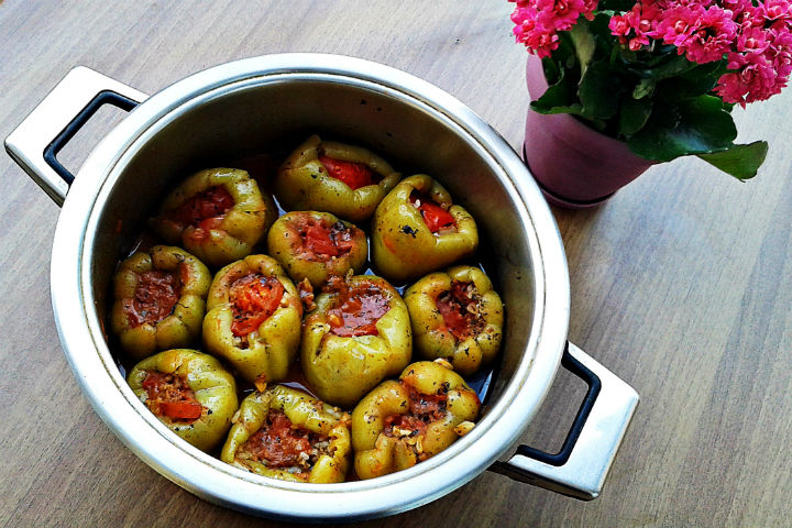 Etli Biber Dolmasi Tarifi Nasil Yapilir Yemek Com Yemek Com