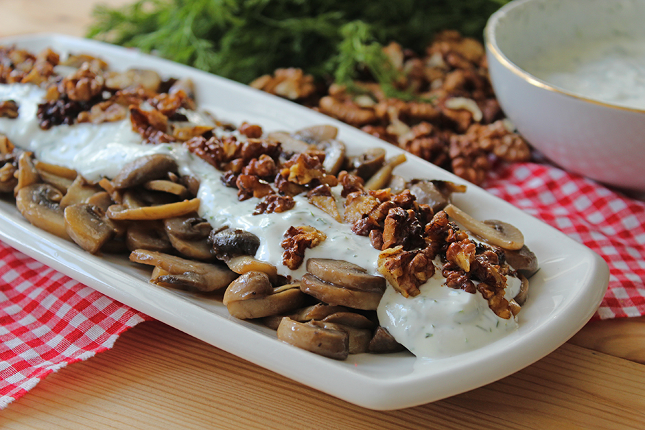 yogurtlu cevizli mantar salatasi