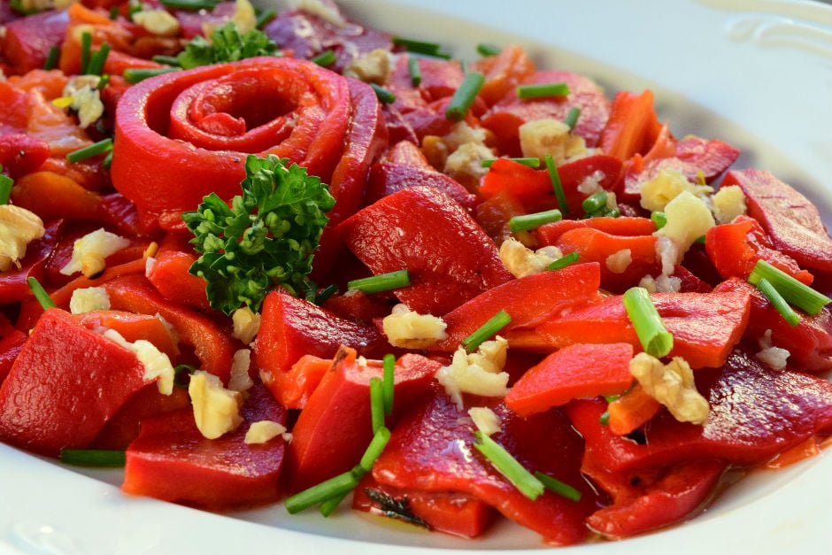 Közlenmiş Biber Salatası Tarifi