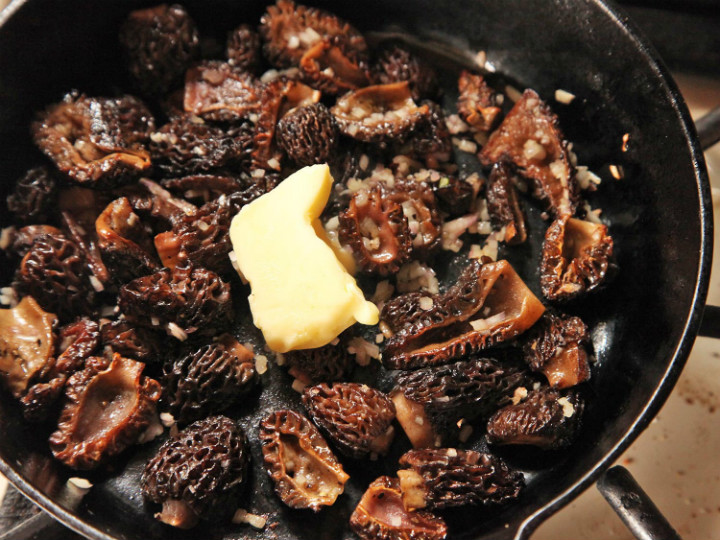 https://www.seriouseats.com/2015/05/how-to-clean-cook-prepare-morel-mushrooms.html | seriouseats
