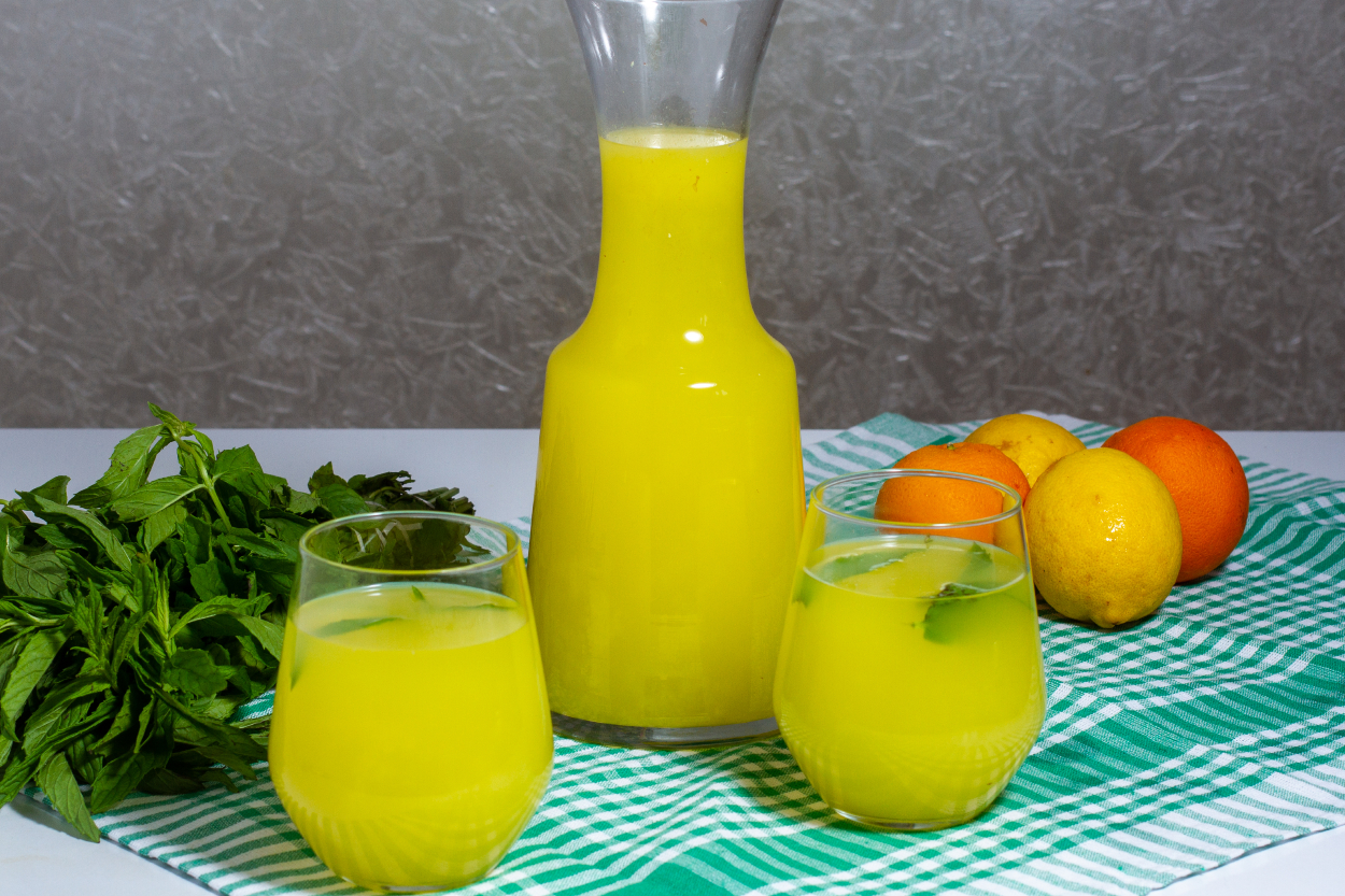 https://yemek.com/tarif/1-portakal-2-limondan-limonata/ | 1 Portakal 2 Limondan Limonata Tarifi