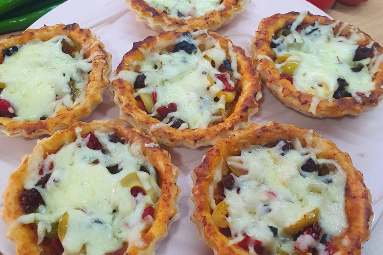 Kahvaltılık Milföyden Tart Pizza Tarifi