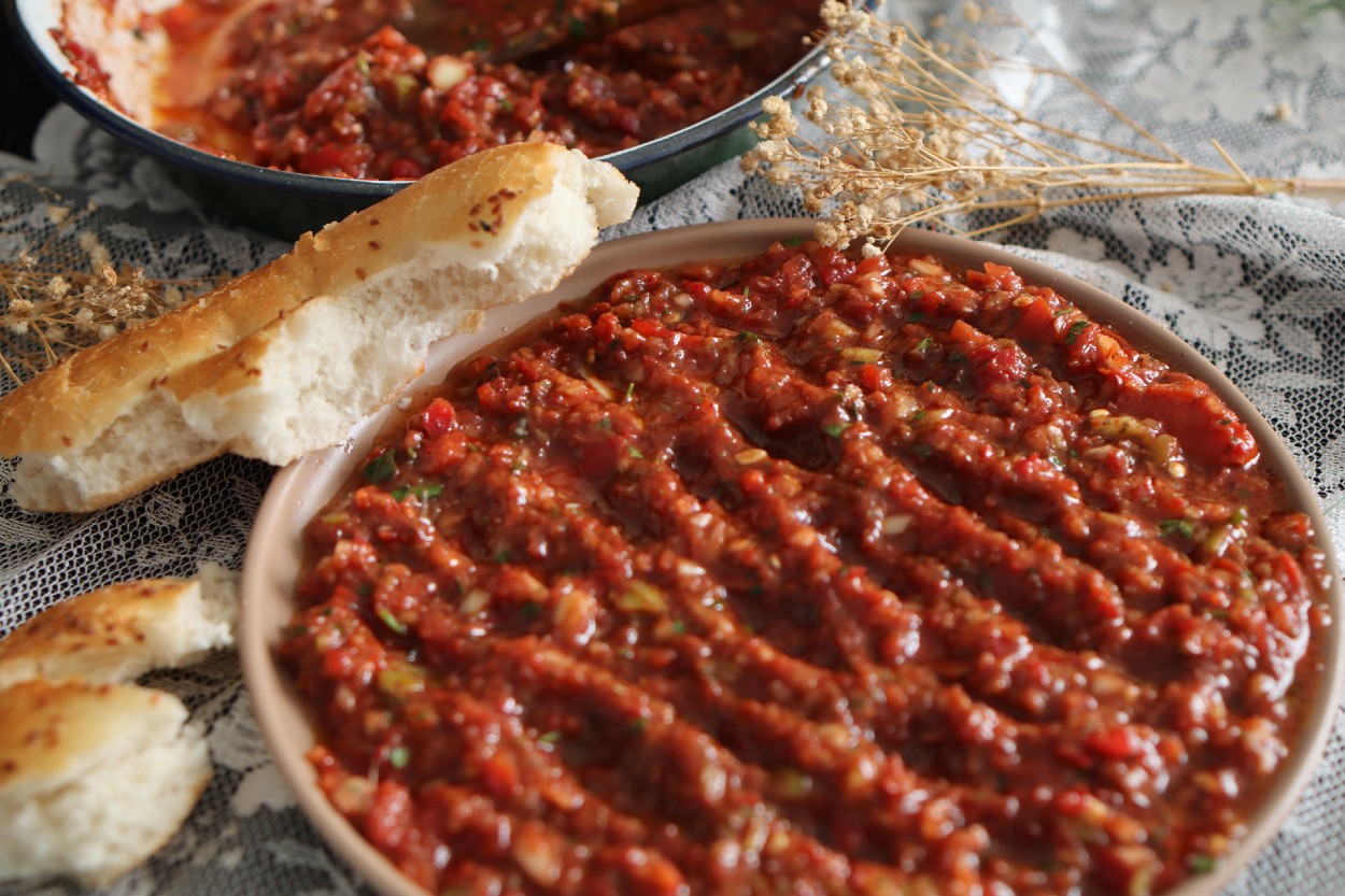 Acılı Ezme Salatası Tarifi