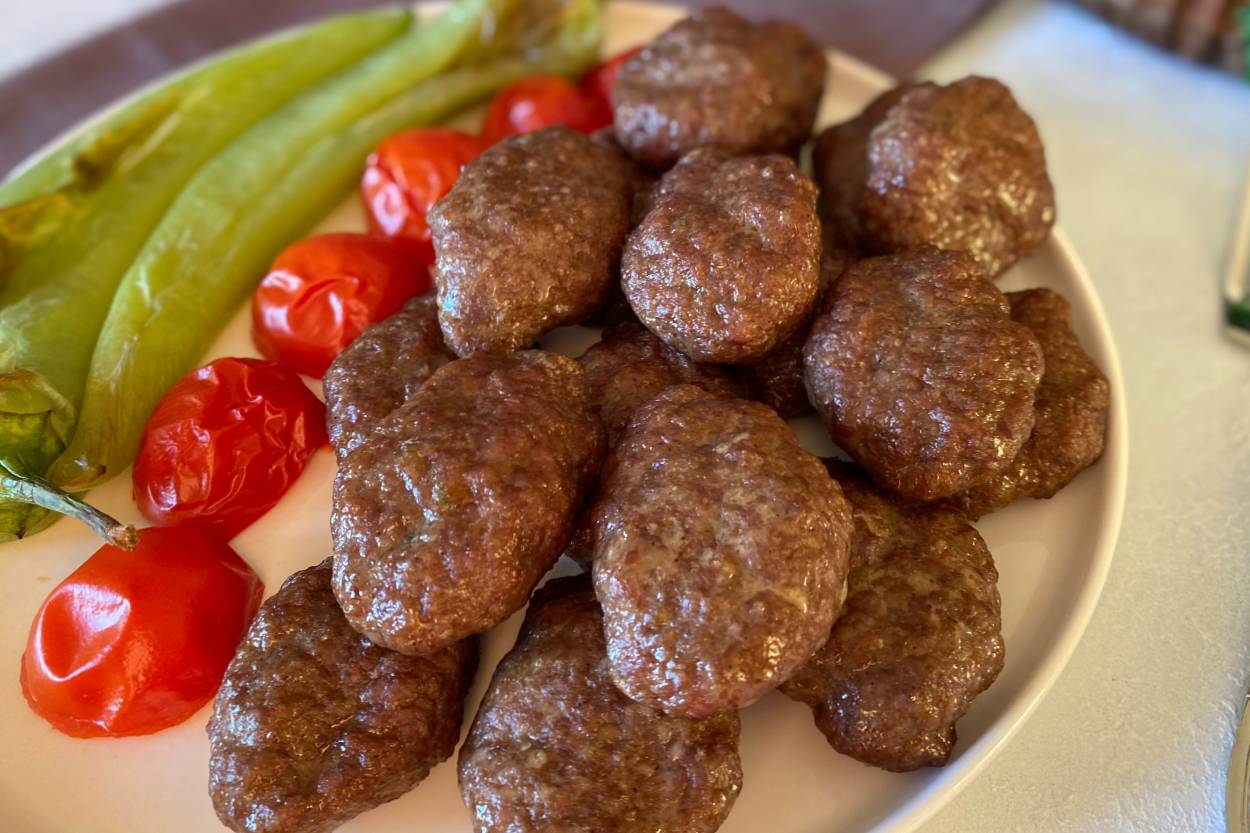 Mangal Tadında Sulu Sulu Köfte Tarifi