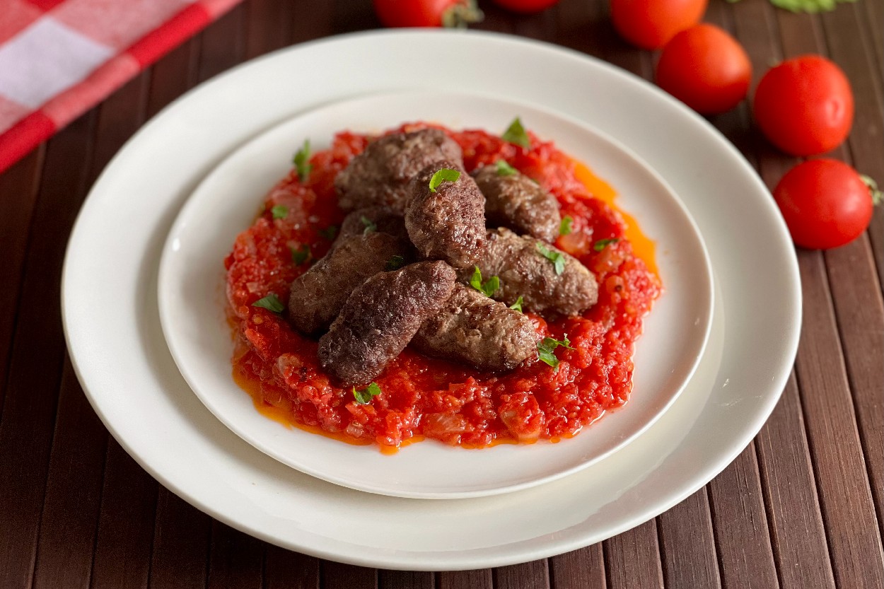 Domates Soslu Köfte Tarifi