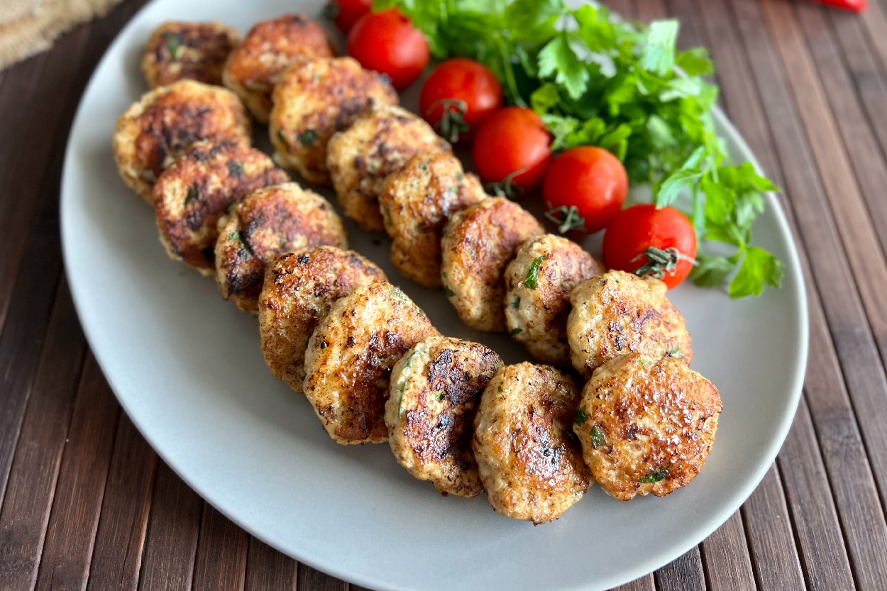 Kinoalı Tavuk Köftesi Tarifi