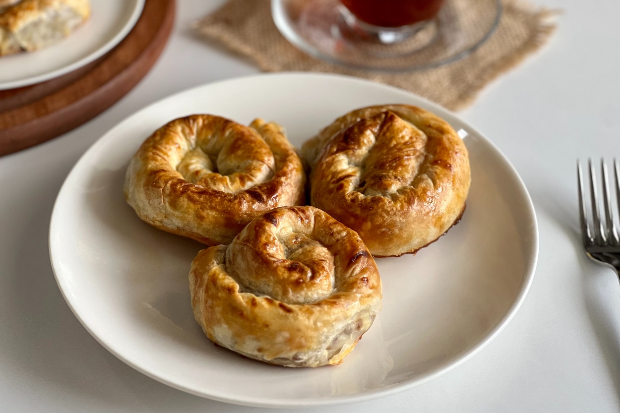 Kıymalı Gül Böreği Tarifi