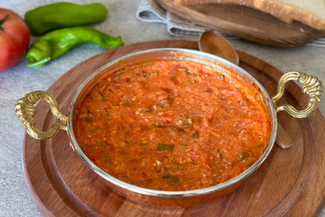 Salçalı Menemen Tarifi