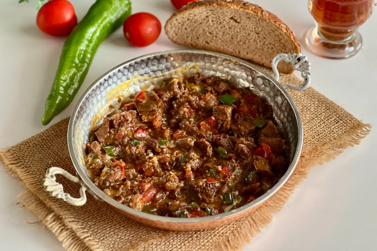 Kavurmalı Menemen Tarifi