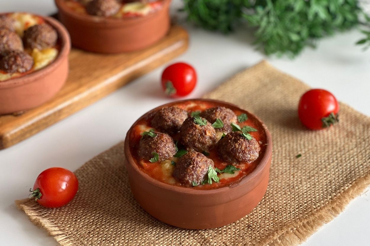 Güveçte Patates Püreli Köfte Tarifi