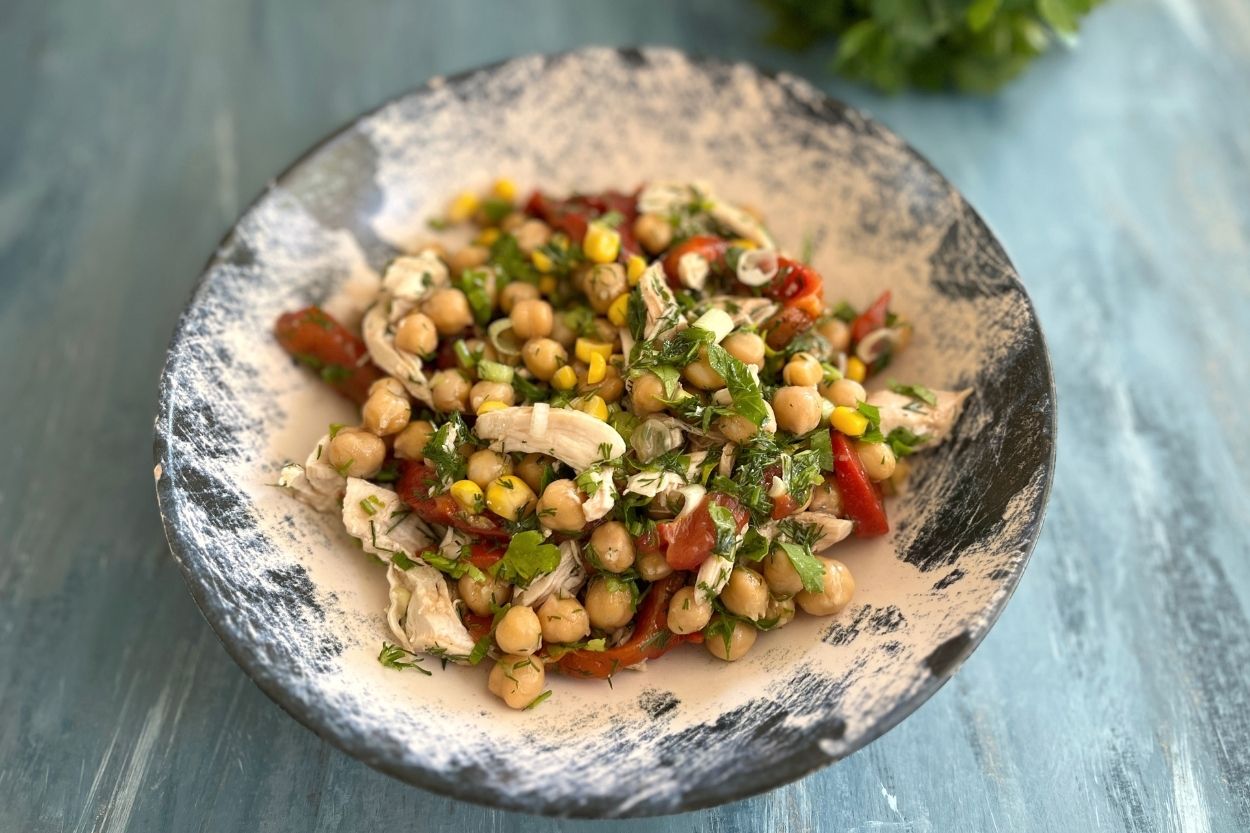 Tavuklu Nohut Salatası Tarifi