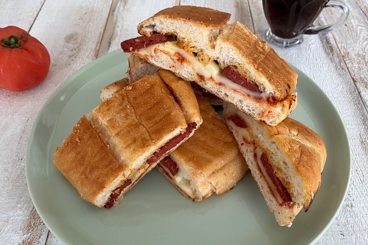 Sucuklu Tost Tarifi