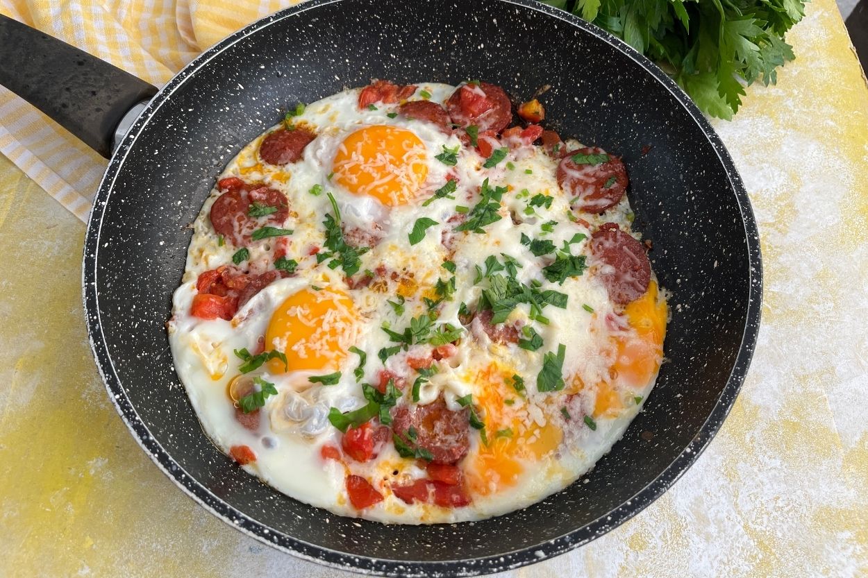 Kaşarlı Sucuklu Yumurta Tarifi